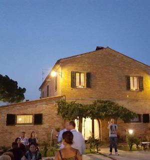 一群人站在一栋建筑物前