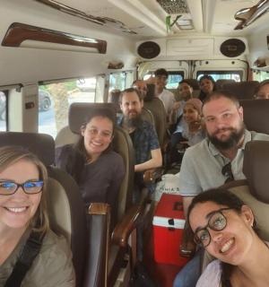 一群人坐在公共汽车上