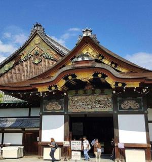 一座有屋顶的建筑物，周围有人走动