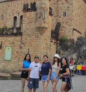 一群人站在一栋建筑物前