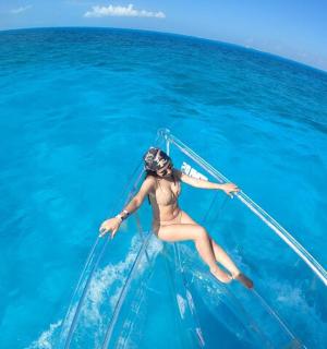 一名身穿比基尼的女子在海上的船上