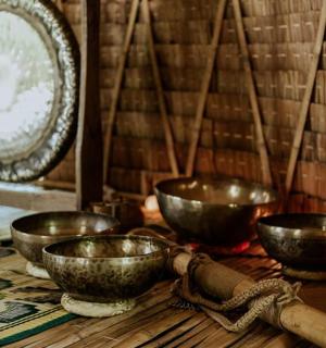 木桌上摆放着一组碗