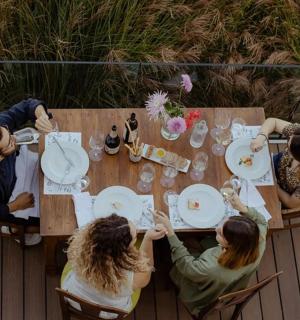 一群人围坐在木桌旁