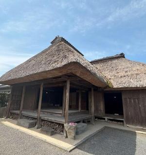 一栋有棕榈树的茅草屋顶的建筑