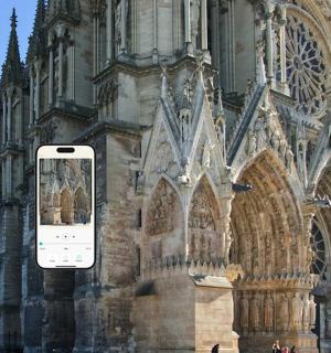 挂在建筑物侧面的手机