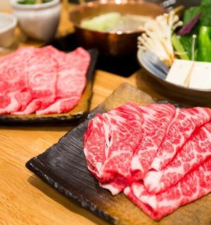 桌子上有两块肉和蔬菜