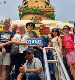 skupina lidí pózuje pro fotografii