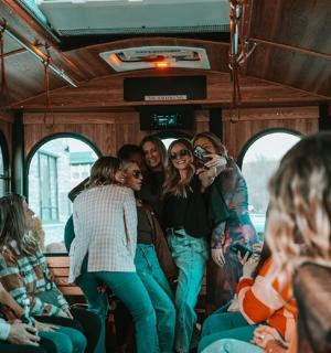 一群人乘坐公共汽车