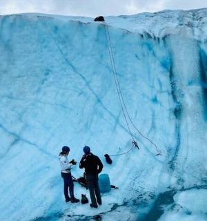 dva lidé stojící na vrcholu ledovce