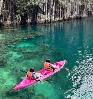 to personer i en lyserød kajak i vandet