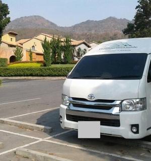 一辆白色货车停在停车场