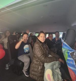 一群人坐在公共汽车上