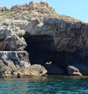 jaskinia w zboczu skalistego klifu