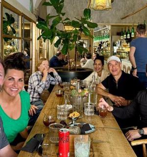 grupa ludzi siedząca przy stole w restauracji