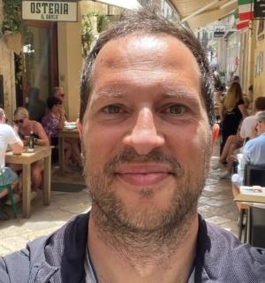 mężczyzna uśmiecha się do zdjęcia w restauracji