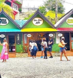 一群人在商店前行走