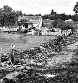 černobílá fotografie farmy s plotem