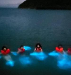 一群三人在水中的船里