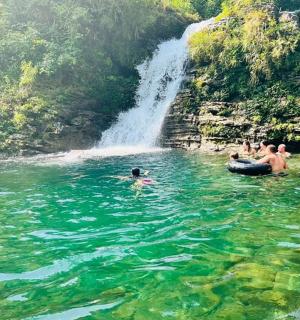 一群人在瀑布附近的水中游泳