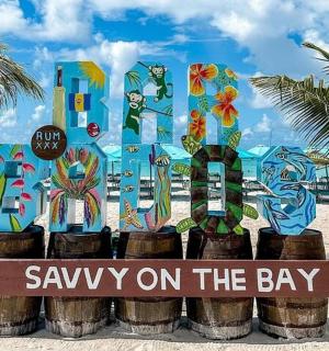 знак на пляжі з написом «прогулянка затокою»