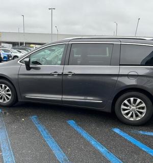 一辆银色货车停在停车场