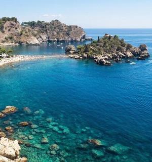 Letecký pohled na malý ostrov v oceánu