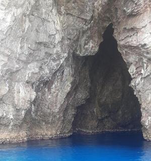 jeskyně na straně skalnatého útesu