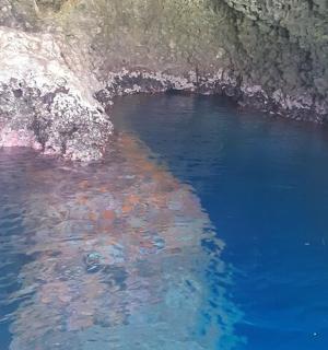 Letecký pohled na vodní hladinu jeskyně