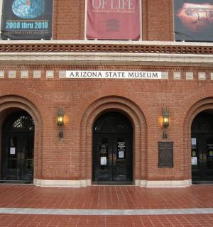 一座带有三个入口的砖砌建筑，内有阿尼亚州立博物馆