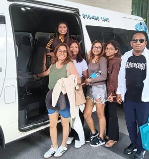 مجموعة من الأشخاص يقفون خارج شاحنة