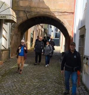 一群人走在小巷里