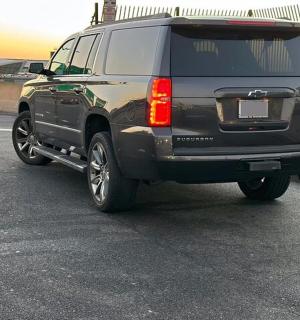 一辆黑色 SUV 停在停车场