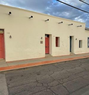 街道上一排红门建筑