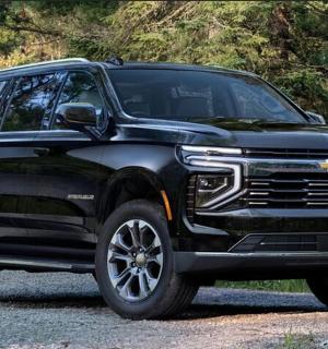 černý kamion zaparkovaný na štěrkové cestě