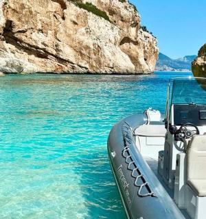 loď ve vodě vedle útesu