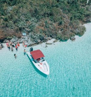 水体中一艘船的鸟瞰图