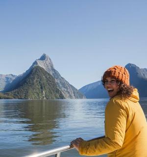 湖上船上的一名男子