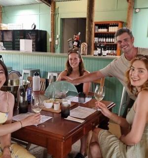 一群人围坐在桌旁，手捧酒杯