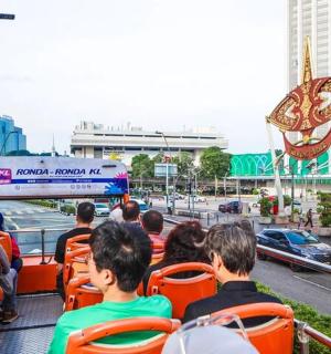 一群人坐在公共汽车上