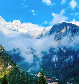 白雪皑皑的山脉景观