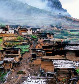 山上的村庄,村里有房屋