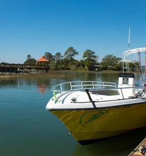 Žlutá loď kotví v doku