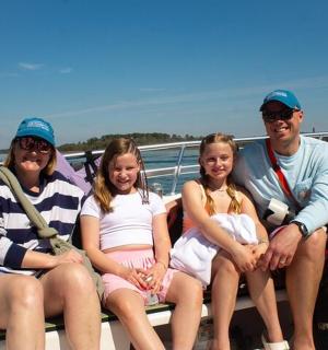 一群人坐在船上