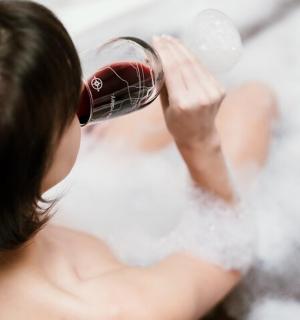 žena pije láhev vína