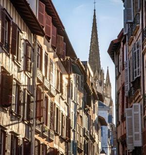 eine Stadtstraße mit Gebäuden und einer Kirche im Hintergrund