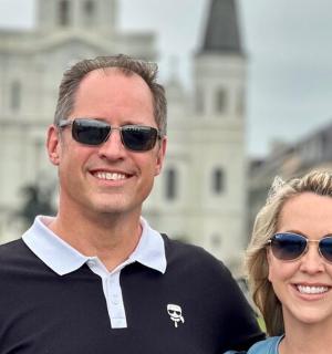 一名男子和一名女子站在一栋建筑物前