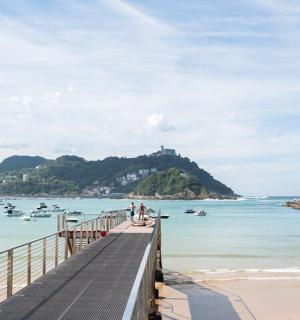 海滩上的码头,水里停着小船