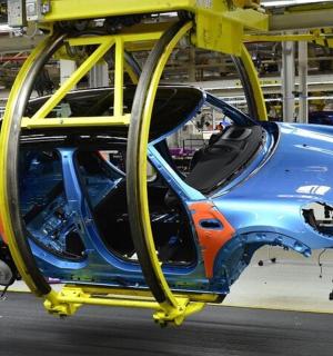 工厂里一架直升机的门敞开着