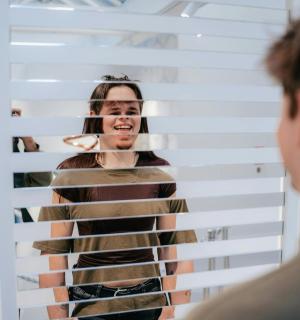 一名女子看着镜子中的自己