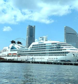 Velká výletní loď kotví u vody